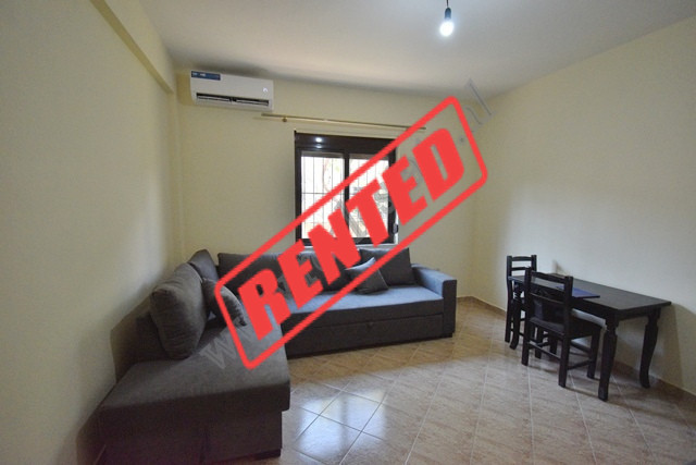 Apartament 2+1 me qira ne rrugen Gazmend Zajmi prane Shkolles Vace Zela ne Tirane.
Pozicionohet ne 